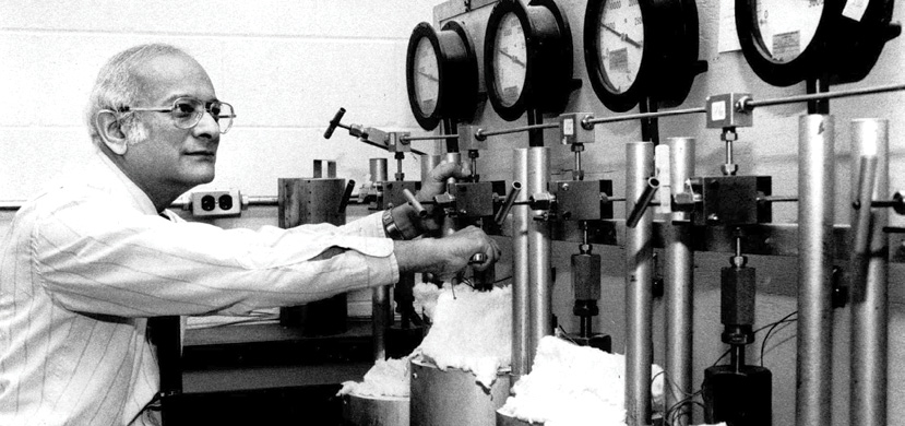 Rustum Roy working in the lab.